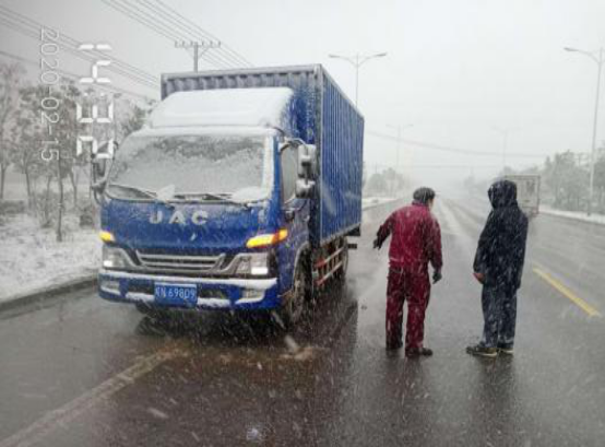 抗疫堅守 江淮輕卡雪中助力運輸生命線(1)184.png