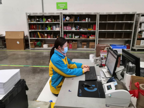 【0225】蘇寧葛店物流基地的“留守女生”：在發(fā)貨中感到武漢好轉(zhuǎn)793.png