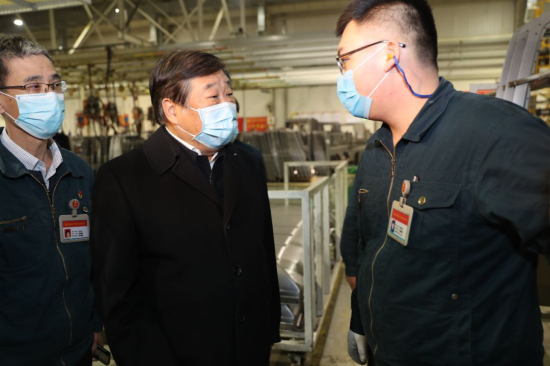 譚旭光深夜突擊檢查中國重汽加班生產(chǎn)領(lǐng)導(dǎo)干部帶班執(zhí)行情況147.png