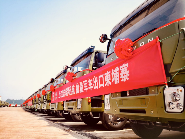 上汽紅巖海外市場(chǎng)稿件-軍規(guī)品質(zhì)備受青睞 290輛紅巖軍車交付柬埔寨-20200613246.png