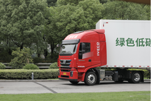 輕量化、低鞍座，上汽紅巖快遞物流運(yùn)輸車為高效物流而生-06301032.png