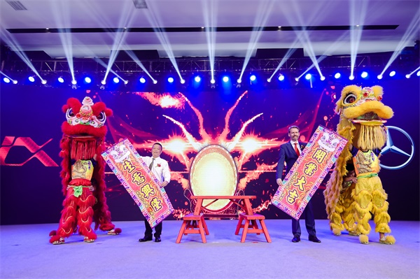 6.成都大新銷(xiāo)售服務(wù)有限公司董事長(zhǎng)謝平先生（左）與戴姆勒卡客車(chē)（中國(guó)）有限公司首席執(zhí)行官科銳銘先生（右）現(xiàn)場(chǎng)慶賀梅賽德斯-奔馳成都卡車(chē)中心開(kāi)業(yè).jpg